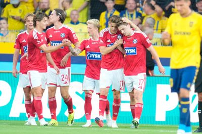 Callum McCowatt (t.h.) åbnede scoringen på Brøndby Stadion, men SIF kunne ikke holde distancen.