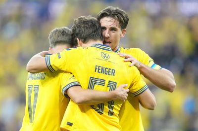 Anfører Luis Binks fejrer en scoring med Filip Bundgaard og Oskar Fenger.