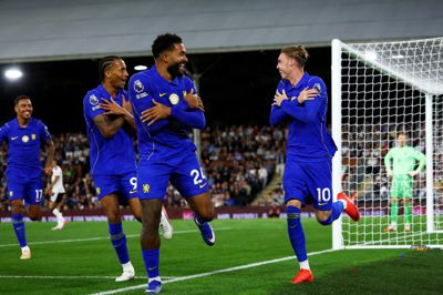 Joao Pedro og Reece James hjalp Cole Palmer med at fejre scoringen til 3-1 mod Fulham.