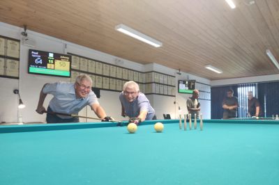 Tage Christensen (t.h) og Per Chr. Pedersen er begge entusiastiske billardspillere i Spjald Billardklub. De har ved hjælp at store donationer samlet næsten 200.000 kroner ind til to nye billardbord til klubbens lokaler i Spjald Fritidscenter.