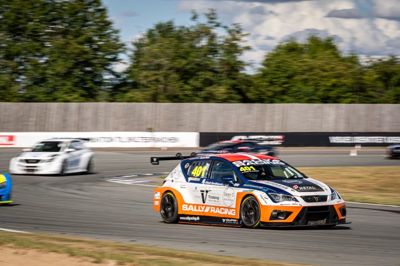 Lucas Kent har vænnet sig til sin nye Cupra TCR og dens 350 hestekræfter. I weekenden slog han de nærmeste rivaler til mesterskabet og drønede op på en delt førsteplads i DM-stillingen.