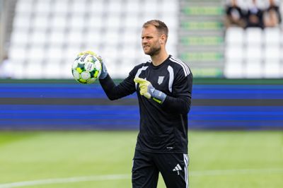 Vejle-målmand Nicolai Larsen savner mest kun at have fem minutters kørsel til træning. Nu tager turen en lille time.