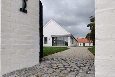 Fra 5. oktober kan man hver mandag eftermiddag i Videbæk Sogns Kirkehus deltage i spilcafé. Det er et nyt samarbejde mellem Ældre Sagen i Videbæk og Videbæk Kirke, der åbner dørene til kirkehuset for det nye tilbud.