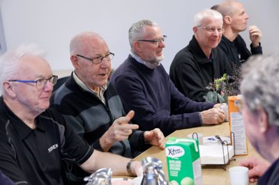Tirsdagsholdet begynder »arbejdsdagen« med kaffe, rundstykker og hyggeligt samvær, og derefter går de i gang med dagens to do-liste. Til venstre er det Bendt Pedersen, der er koordinator på tirsdagsholdet, som han var med til at tage initiativ til.