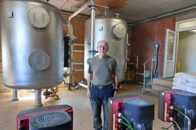 Torben Jensen, formand for Kibæk Vandværk, foran de to tanke, hvor grundvandet bliver renset. Foran ham er det de tre pumper, der sammen med pumperne på satellitværket i Sandfeldparken sender 230.000 kubikmeter vand ud om året til forbrugerne. Under Torben Jensens fødder ligger vandværkets opsamlingstank af det rene drikkevand.