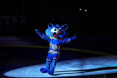 Victor - med Tomas Lafranz Baden inde i rævekostumet - er blevet en skattet maskot for Blue Fox. I mere end en håndfuld år er der blot tre hjemmekampe, hvor han ikke har været på isen som Victor.