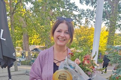 Sita Linddahl Busk flyttede for 10 år siden butikken Magpie Lane Vintage fra Herning til Aarhus. I weekenden kunne hun lade sig hylde som vinder af Århus Stiftstidendes »Byens Bedste 2026« i kategorien Bedste Shopping. Med prisen fulgte en statuette, blomster og ikke mindst stor anerkendelse.