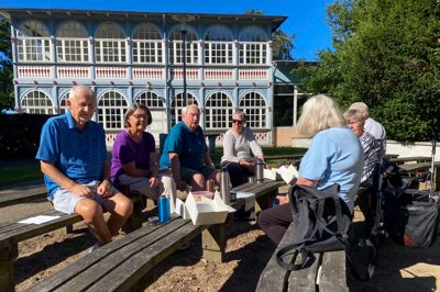 Gåklubben nød det gode vejr ved Lunden tirsdag formiddag. Alle ankom i bil og havde held med at få en parkeringsplads. Til venstre er det Søren Raben, der overordnet er glad for de nye regler.