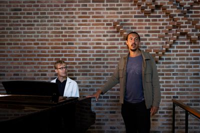 Niels Meiner er pianist, Sebastian Haugstrup Hansen er klassisk sanger. De kender hinanden fra Herning Kirkes Drengekor. Nu skal de sammen lede Quindekoret under FOF - sidstnævnte skal desuden dirigere Vildbjerg Koret.