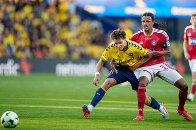 Robin Østrøm (t.h.) og co. går fra den ene svære opgave til den anden i Superligaen i øjeblikket. Torsdagens pokalkamp i Vejle bliver dog en forsmag på en vigtig periode, der løber fra midten af september og en måneds tid frem. Her skal SIF'erne møde Viborg, Lyngby, AC Horsens og Sønderjyske.