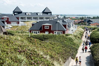 Vi skal passe på vores sommerhuse, for de er et aktiv, der skaber omsætning og beskæftigelse i landdistrikterne, anfører skribenterne. De ser derimod et problem med korttidsudlejning af helårsboliger og peger på, at der burde være registreringspligt for udlejning af helårsboliger.