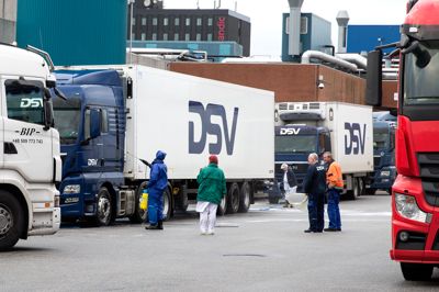 Lastbilerne, der kører i pendulfart til og fra Danish Crown, har angiveligt en specialaftale om at måtte køre på Sjællandsgade, selv om der er gennemkørsel forbudt. Folkebladet har spurgt til aftalen hos både Danish Crown og politiet, men foreløbig uden at få et svar.