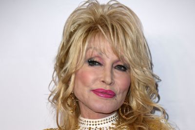Countrystjernen Dolly Parton ses her under et arrangement i Los Angeles i 2019.
