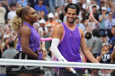 Serena Williams og Carlos Alcaraz danner par i US Opens mixeddouble-turnering.