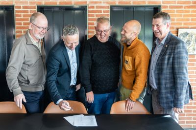 Sådan så det ud sidste år, da underskrifterne til sidste års budgetforlig blev sat af gruppeformændene samt borgmesteren. I år er der også lagt op til smil. Det ser ud til, at vi får et budget fremlagt senere på ugen med plads til engangsinvesteringer. Fra venstre ses Henrik Engedahl (V), Henrik Overgaard (K), Mikael Würtz (DF), Kasper Pauli Pedersen (S) og Ib Lauritsen (V).