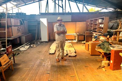 Emil Bredvig har et stort parti brugte byggematerialer, der består af vinduer, skabe, reoler og gulve, der er opmagasineret i to halbygninger på Snerlundvej 25 nord for Haunstrup. Dette inventar strides han om med ejendommens ejer Bjarne Rohde efter en bizar strid om lejeaftaler på ejendommen, der brændte for mere end to år siden.