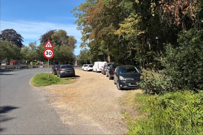 Nu er der blevet trængsel ved vendepladsen lige inden viadukten på Sejsvej. Pladsen bruges ofte af eksempelvis lastbiler, som finder ud af, at de ikke kan køre under viadukten. Men nu er den i hverdagene fyldt med biler, som kan holde der gratis hele dagen.
