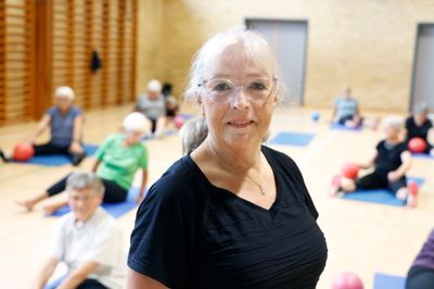 Grethe Goldenbeck træner både gymnastik- og yogahold, og hun fik ideen til yoga blandt kunstværkerne i det lokale kunstmuseum.