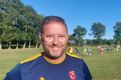 Børneudviklingstræner Kenneth Halberg oplever stor opbakning fra forældre og de unge spillere i Vildbjerg SF til træningen af de helt små spillere som U9-drengene i baggrunden.