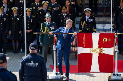 15. september indvier kong Frederik en fane hos Beredskabsstyrelsen Midtjylland. Billedet er fra juni, hvor kongen var i Haderslev for at indvie en tilsvarende fane hos Beredskabsstyrelsen Sydjylland.