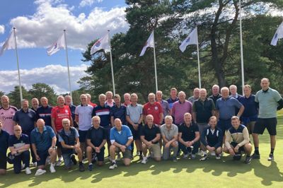 Deltagerne i Players Golf Day 2026 for tidligere førsteholdsspillere i Silkeborg IF: Bagerste række fra venstre: Jacob Rasmussen, Peter Vesterdal, Henrik Tømrer Pedersen, Brian Pedersen, Per Niebuhr, Rainer Nielsen, Brian Skaarup, Per Vingborg Kristensen, Ole Frølich-Hansen, Troels Jensen, Mogens Sørensen, John Laursen, Aage Klitte, Arne Juul, Jesper Svenningsen, Poul Jensen, Hans Holmgaard, Lars Skovbo, Tim Strandgaard, Peter Kjær, Hardy Wiis, Gert Kristoffersen, Michael Larsen, Kim Olsen. Forreste række fra venstre: Hördúr Sveinsson, Hólmar Örn Rúnarsson, Kim Nørholt, Søren Busk, Hans Bremer, Lars Skyum, Ole Kristensen, Axel Olsen, Henrik Schnedler, Anders Clausen, Christian Duus Petersen. Thomas Røll deltog også, men er ikke med på billedet.