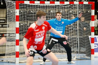 Lørdag eftermiddag spillede HC Midtjylland mod Grindsted. Målmand Rasmus Døssing spillede en væsentlig rolle i sejren mod Grindsted. Dette billede er fra HCM - Nordmakedonien på Sand Spedition Arena i Sportscenter Herning.