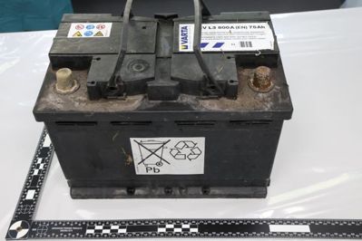 Politiet opfordrer til, at man tjekker, om man mangler sådan et batteri. Det er dette batteri, som en dræbt, udenlandsk mand blev spændt fast til for at undgå, at han kom op til overfladen i Gudenåen.