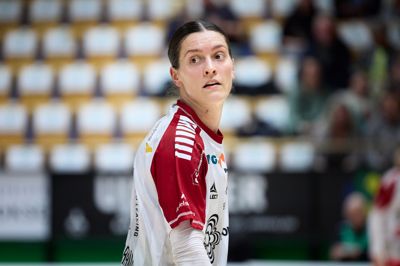 Anfører Stine Skogrand vred om på sin venstre fod, da Ikast Håndbold fredag aften vandt 30-22 på udebane mod København. Den norske landsholdsspiller har pådraget sig et brud på foden.