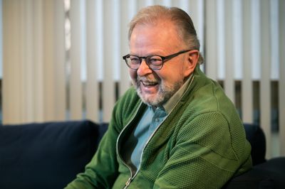 I 22 år var Jens Rasmussen sportsjournalist på Midtjyllands Avis, og i omkring 30 år var han frivillig i Gødvad GIF med et væld af tillidsposter, mest i håndboldafdelingen. I dag har han droslet ned, men han har stadig et bogprojekt liggende i skuffen i hjemme-kontoret i Lysbro.