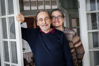 Stig Thorsboe og Hanna Lundblad har sammen skrevet tv-serierne »Badehotellet«, »Krøniken« og »Lykke«. Tirsdag eftermiddag er Stig Thorsboe død. Han blev 78 år.