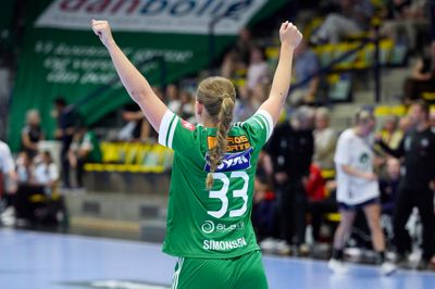 Alberte Simonsen jubler efter en scoring i den første ligakamp mod Nordvestjysk Elite.