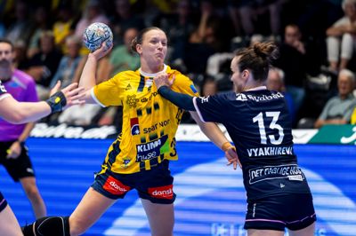 Maria Wierzba (t.v.), der her tackles af Odenses russiske stjerne Anna Vyakhireva, var en af onsdagens fire Ikast-debutanter - og den dynamiske playmaker var et positivt bekendtskab i premierenederlaget.