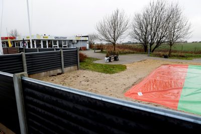 To mænd slap ikke heldigt fra en spisepause på Grillstedet i Brejning-krydset torsdag eftermiddag. Her blev de nemlig genkendt som butikstyve.