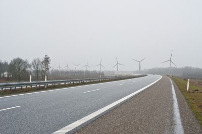 En 19-årig mand kom i aftes gående i nødsporet på Midtjyske Motorvej mod Brande, da en politibil kom forbi.