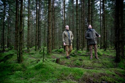 Skovfoged hos Julianelyst Søren Strunge (til venstre) og lodsejer Claus Thinggaard har flere gange fortalt om deres overvejelser om at opstille vindmøller i en del af St. Hjøllund Plantage, hvis det bliver en statslig energipark.