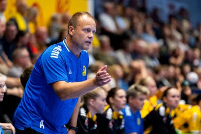 Claus Mogensen, cheftræner i Ikast Håndbold, dirigerer under onsdagens premierenederlag mod Odense. I eftermiddag venter næste opgave - ude mod oprykkeren NordVestjysk Elite.