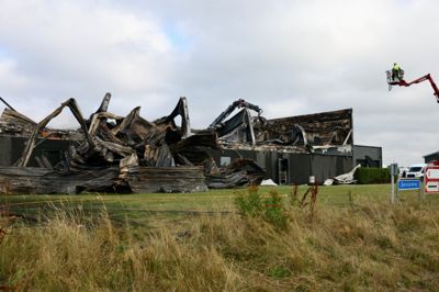 Der er voldsomme skader efter branden natten til torsdag i Brande, men det er lykkedes at redde dele af bygningen fra flammerne.