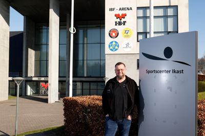 Allan Møller, centerleder i Sportscenter Ikast glæder sig over, at den længe ventede hal nu kan stå overfor projektering, efter at byrådet har fundet 21 millioner kroner til at lette det massive pres, som er resultatet af et meget velsmurt foreningsliv.