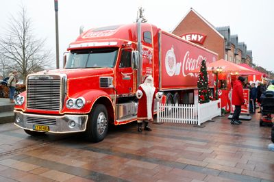 Coca cola juletrucken besøgte Vildbjerg i 2024. I år kommer den til Kibæk.