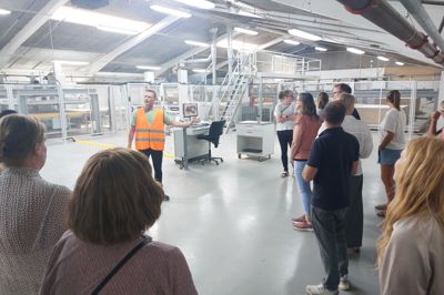 Produktionsleder Bjarke Bjørn Schougaard fortalte om og viste rundt på køkkenfabrikken Kvik for at forældre med børn i 8. klasserne på Vildbjerg Skole kunne snuse til en af de muligheder for uddannelse, eleverne kan vælge.