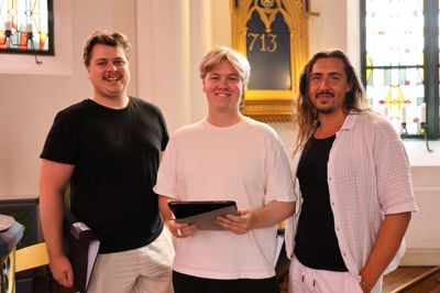 De tre Herning-sangere fanget i en afslappet stund under prøverne i Sverige. Fra venstre er det Jeppe Møller Sørensen, Lasse Møller Frølund og Sebastian Haugstrup Hansen. Søndag står de sammen på scenen med 27 kolleger fra de nordiske lande.