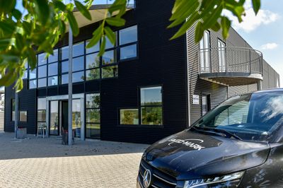 Virksomheden har eksisteret i 24 år og har haft forskellige ejerskaber undervejs, men nu har sønnen overtaget det fra sin far.