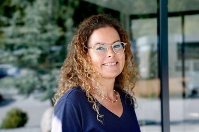 48-årige Kamilla Brink er 17. august gået ind ad døren til Spjald Pleje- og Aktivitetscenter som stedets nye forstander. Med sig har hun nøgleord som synlighed, tillid og samarbejde i mødet med beboere, medarbejdere, pårørende og frivillig.