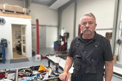 61-årige Per Lauridsen har med Pers Garage og lidt ugentlige timer hos Suvo Holstebro fundet en god balance i sit nye arbejdsliv.