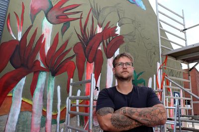 Alexander Skou er barnefødt silkeborgenser og drømmer om at kunne komme til at leve af sin kunst. Lige nu kan man opleve ham i Mejerigården, hvor han udsmykker en gavl. - Det er en spændende opgave at være med til at sætte sit præg på Silkeborg, siger den 37 årige Silkeborg-kunstner.