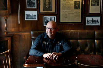 Dan Højmark kan godt lide de mange billeder, der hænger på væggene på Murphy's Pub i Østergade. Den nye ejer fejrer officielt overtagelsen af pubben 12. september.