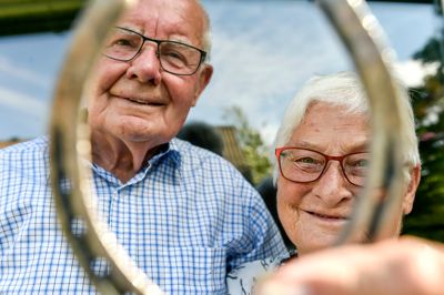 Det er 50 år siden, ægteparret Jørn og Ingelise Laursen sammen med den endnu mere berømte travhest Tarok for alvor blev folkeeje i Danmark. Tarok er for længst borte, men mindet om ham lever videre sammen med masser af effekter fra dén tid. Blandt andet hans gamle hestesko.