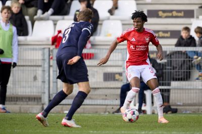 Bismark Edjeodji (th.) bragte Vejle på 1-0 mod Silkeborg.