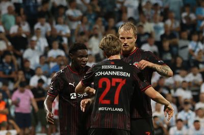 Magnus Jensen (t.h.) havde aldrig spillet europæisk fodbold før sit skifte til FC Midtjylland denne sommer. Nu kan den store stopper se frem til seks europæiske aftener i Conference League.