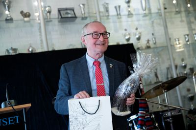 SIF's tidligere hovedformand Erik Isager blev i 2017 den blot anden modtager af Silkeborg Kommunes Drewsen-pris, der gives til et menneske, en virksomhed eller en organisation, der har gjort en helt særlig indsats for at gøre Silkeborg kendt i resten af landet. Den 23. oktober fylder han 80 år.